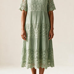 Robe Adèle en dentelle vert clair à manches courtes