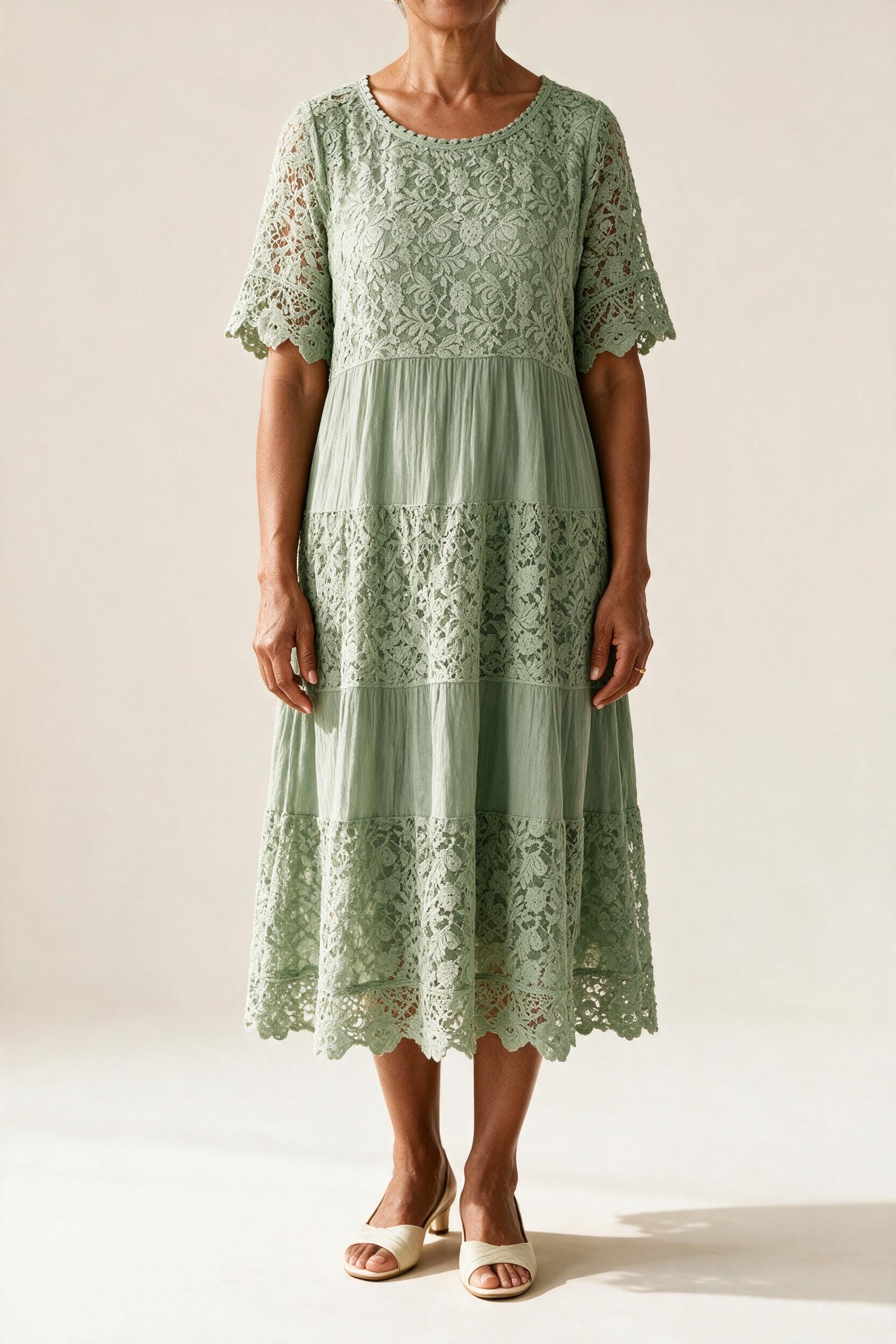 Robe Adèle en dentelle vert clair à manches courtes