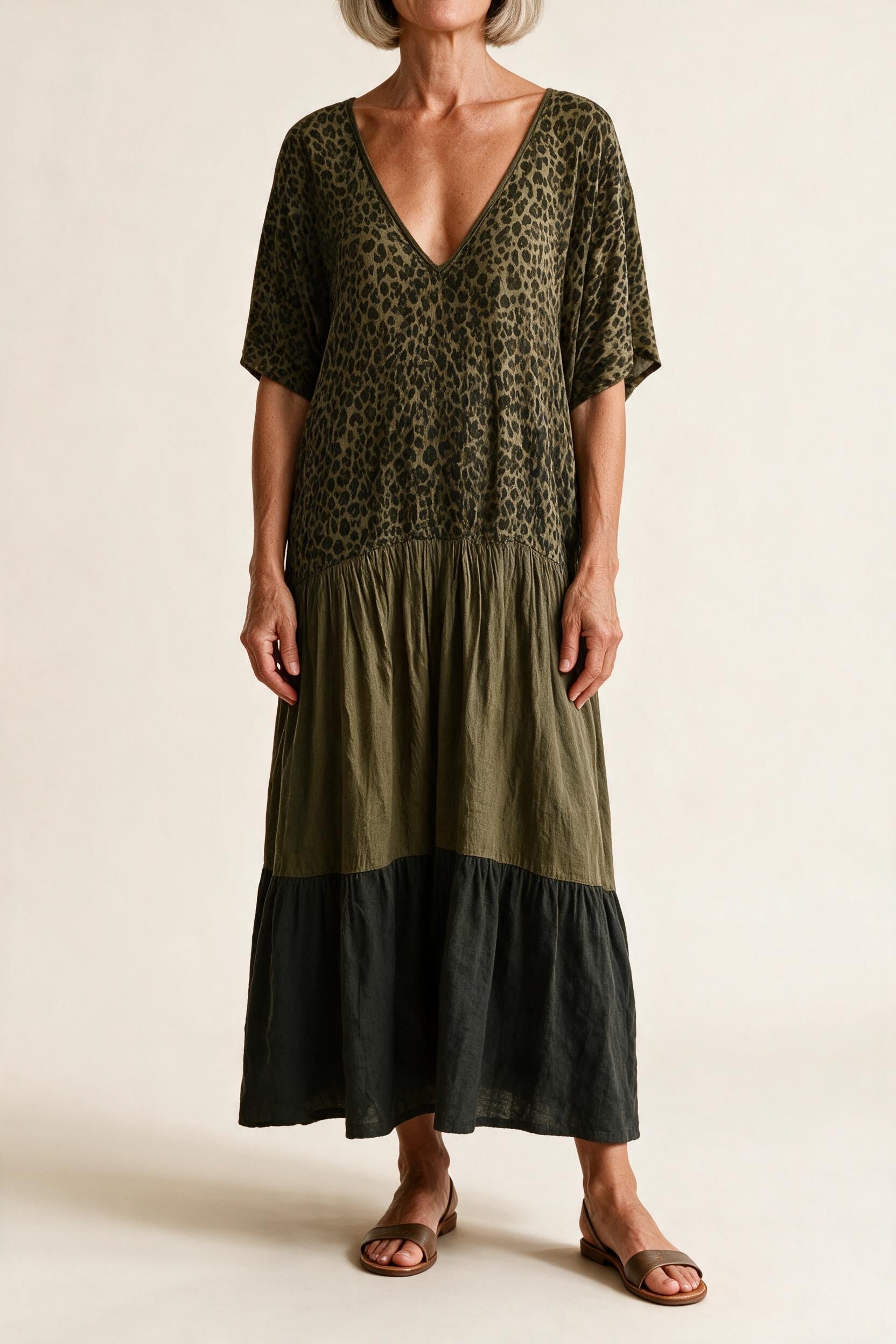 Robe longue Blandine, coloris kaki — buste léopard olive, volant kaki et bas anthracite, vue de face