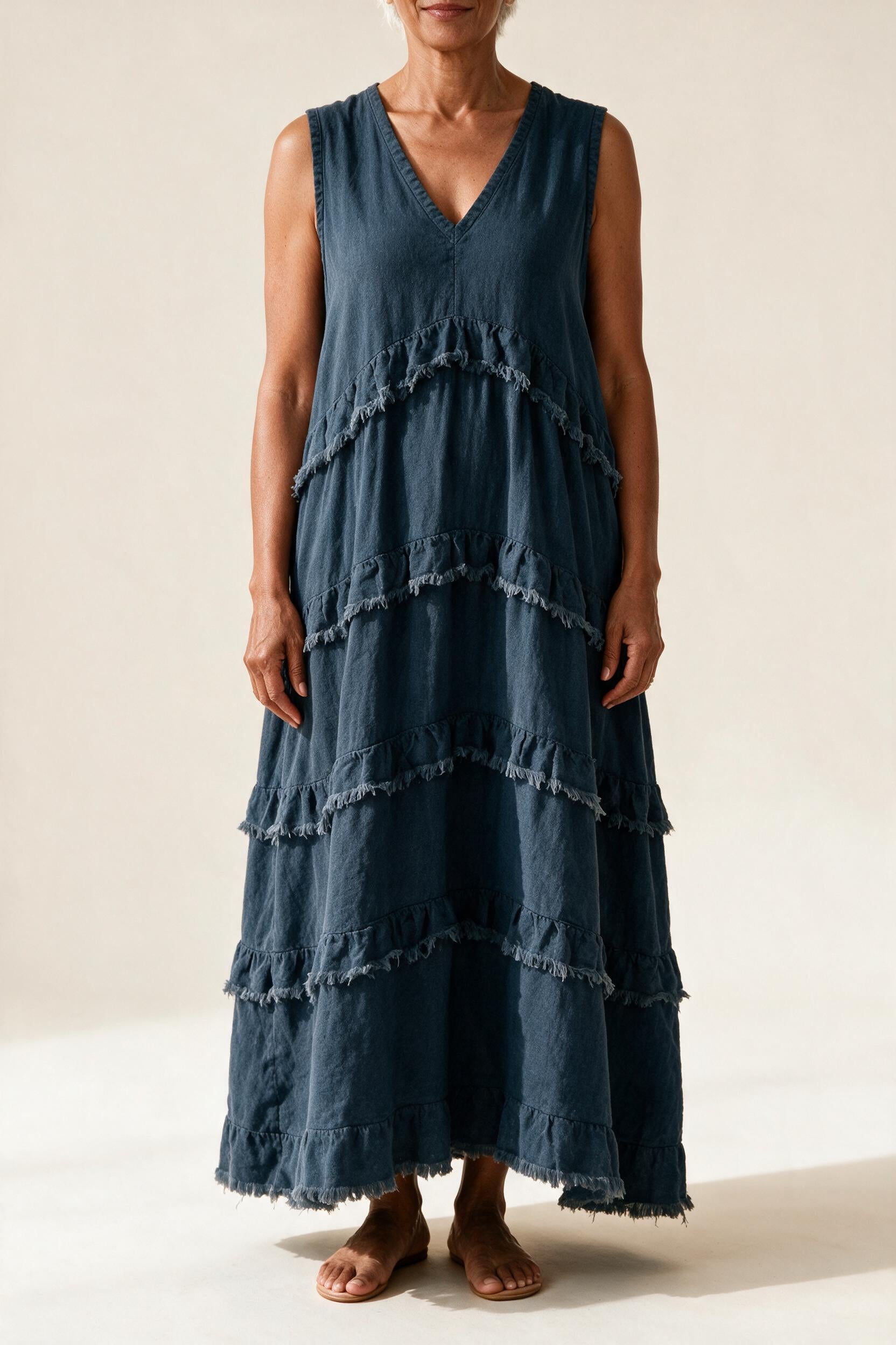 Robe Noémie bleu foncé à volants superposés et col en V