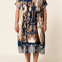 Robe midi Célestine, bleu marine à imprimé beige — coupe ample, col en V et manches courtes à revers, vue de face