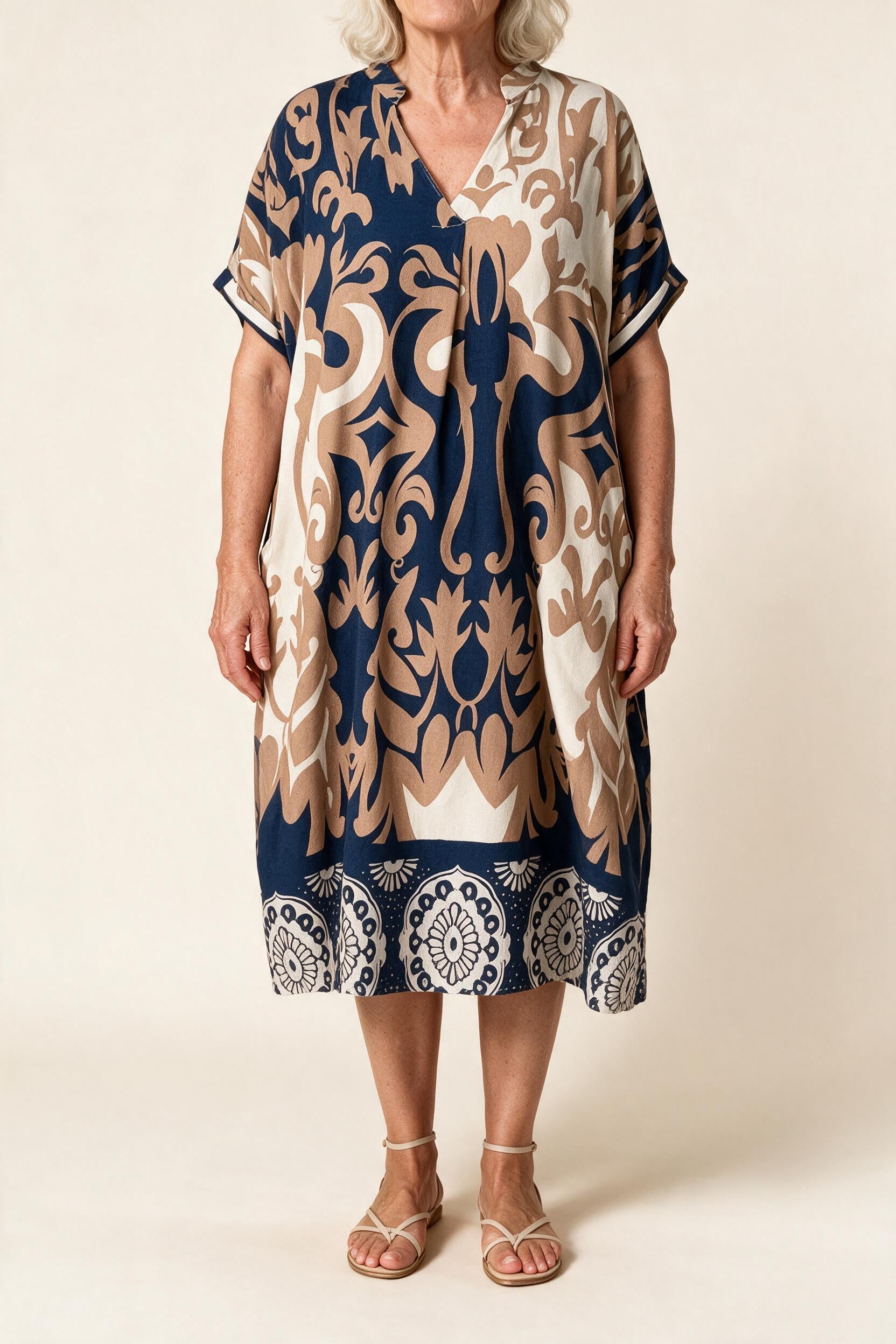 Robe midi Célestine, bleu marine à imprimé beige — coupe ample, col en V et manches courtes à revers, vue de face