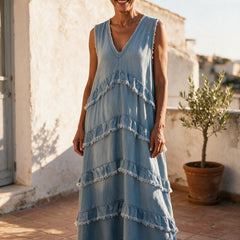 Robe Noémie bleu clair à volants superposés et col en V, portée sur une terrasse