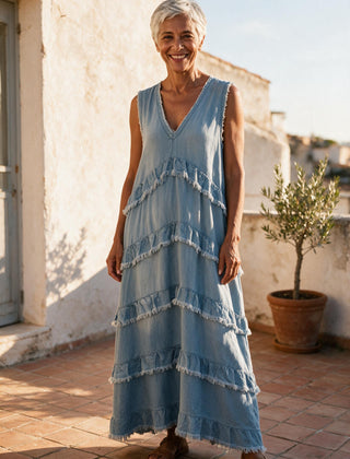 Robe Noémie bleu clair à volants superposés et col en V, portée sur une terrasse