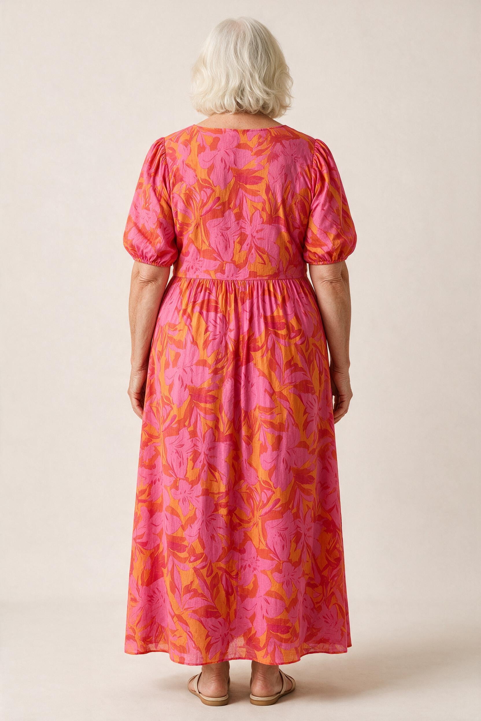 Robe longue Salomé vue de dos, encolure arrondie et manches bouffantes