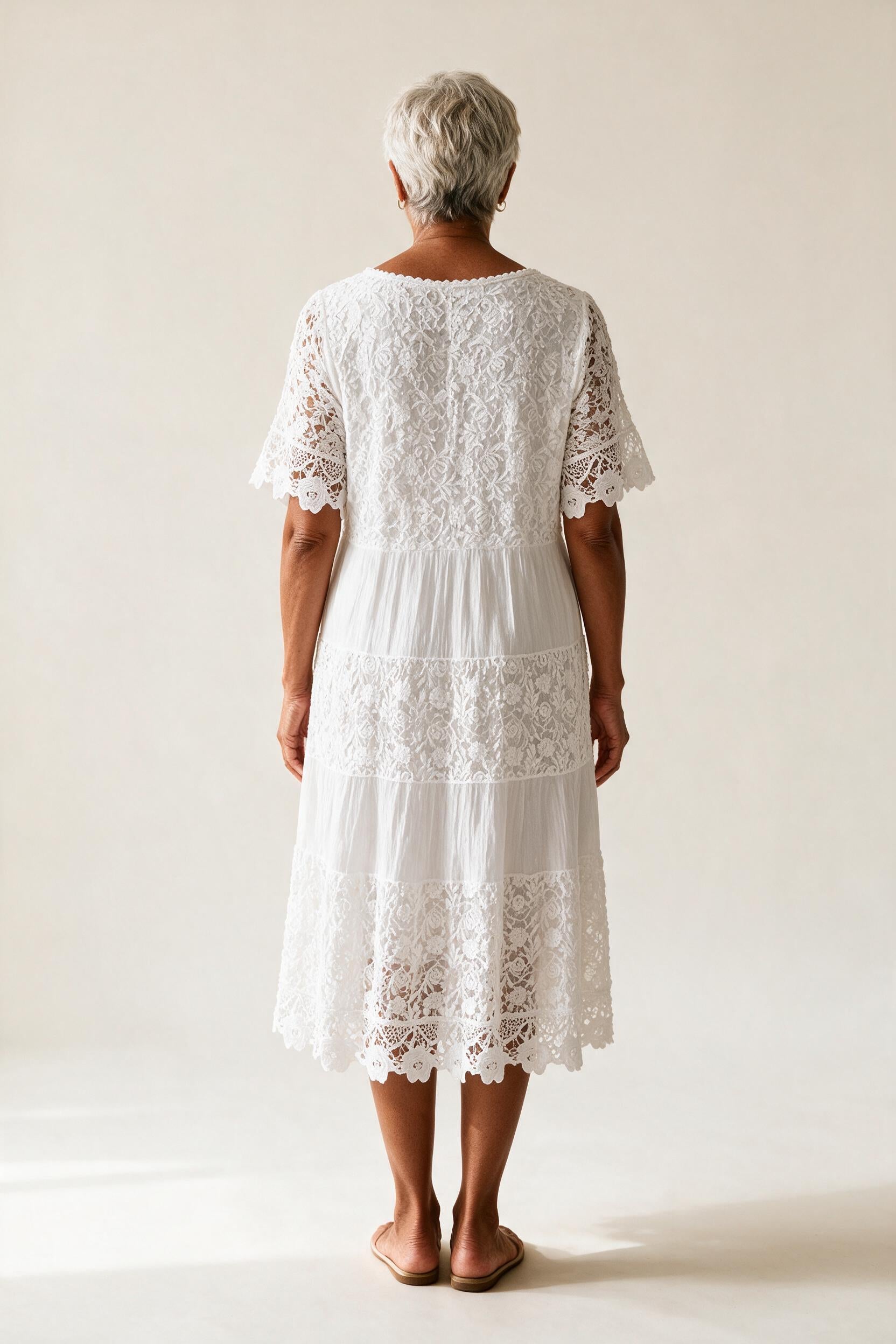 Robe Adèle vue de dos, panneaux de dentelle superposés