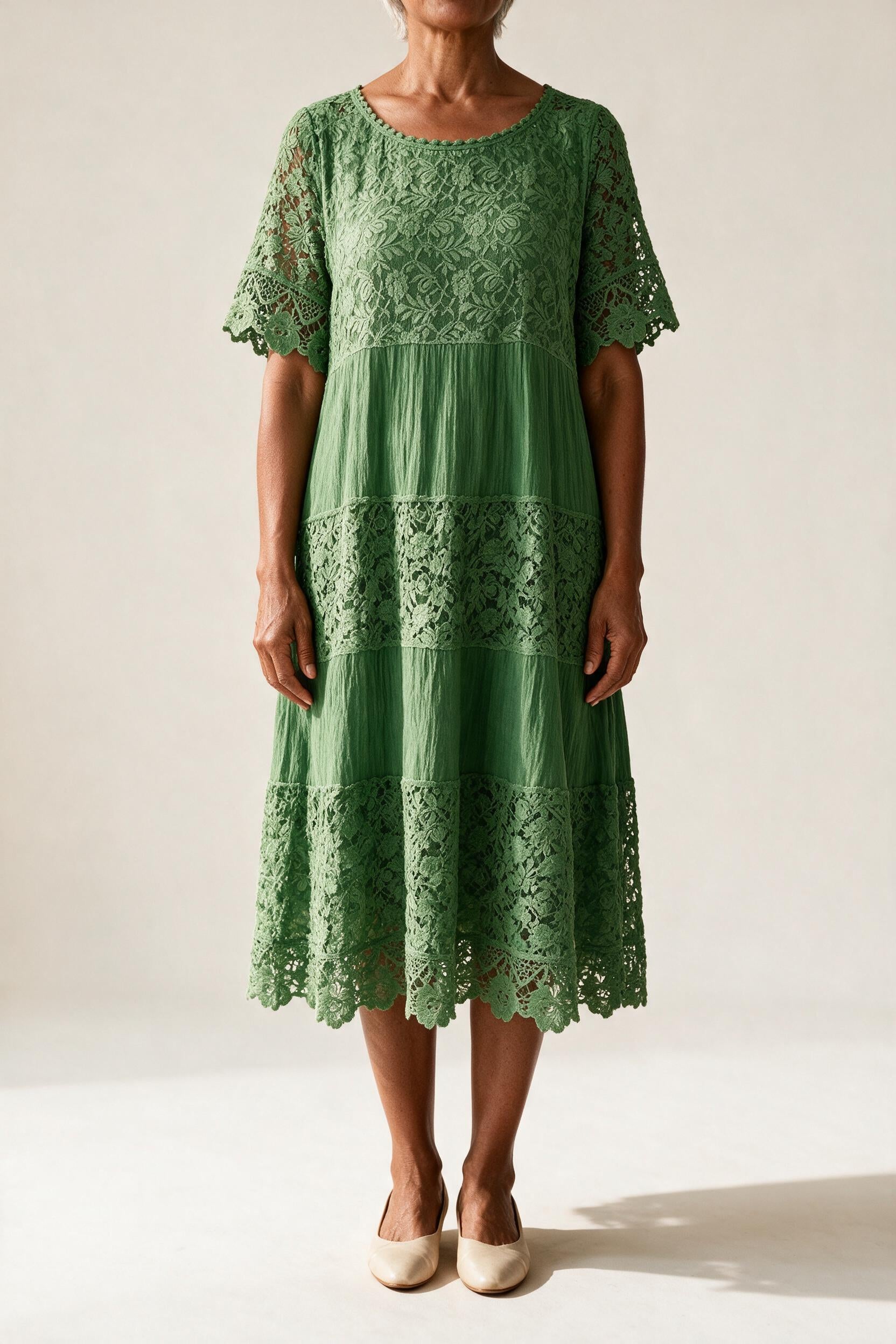 Robe Adèle en dentelle verte à manches courtes