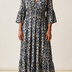 Robe midi Roseline, coloris bleu marine — imprimé ikat, col en V, taille smockée et manches 3/4 à volant, vue de face