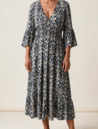 Robe midi Roseline, coloris bleu marine — imprimé ikat, col en V, taille smockée et manches 3/4 à volant, vue de face